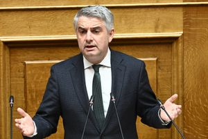 Ο Κωνσταντινόπουλος παραδίδει την έδρα του μετά τη διαγραφή του από το ΠΑΣΟΚ