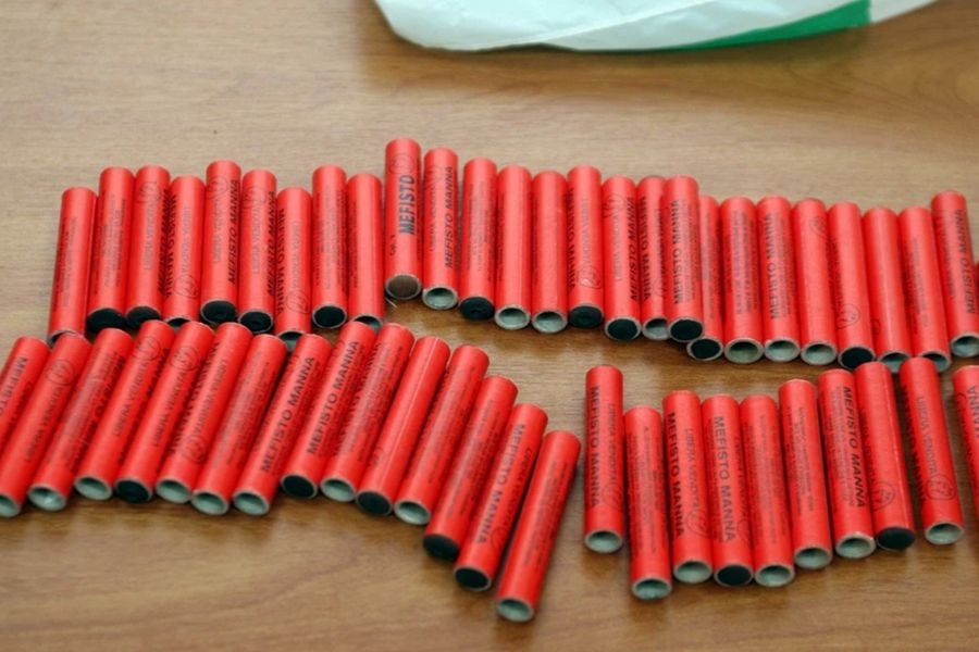 Η αστυνομία “τσίμπησε” 23χρονο με 1.153 κροτίδες και 5 ναυτικές φωτοβολίδες