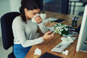 Οι Ελληνες δεν παίρνουν αναρρωτικές, αλλά η παραγωγικότητα παραμένει χαμηλή