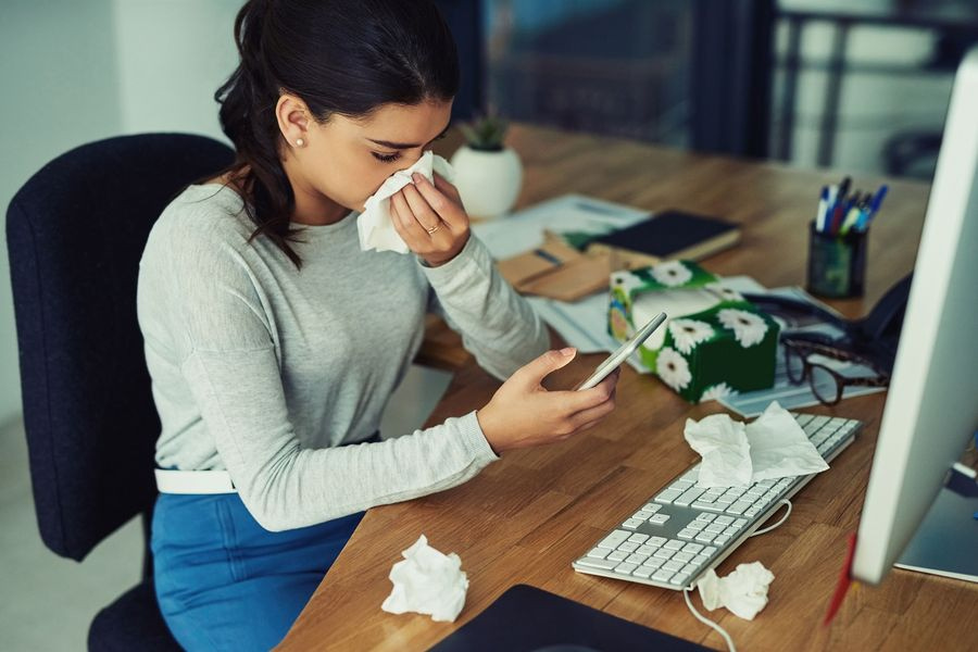 Οι Ελληνες δεν παίρνουν αναρρωτικές, αλλά η παραγωγικότητα παραμένει χαμηλή
