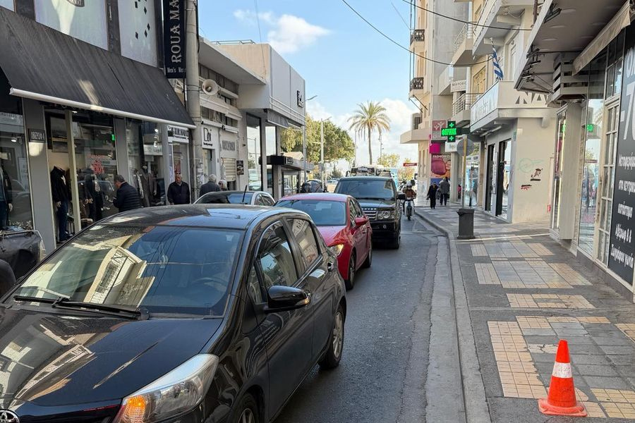 (ΦΩΤΟ) Κυκλοφοριακό κομφούζιο κάθε πρωί εξαιτίας ενός ιδιωτικού πάρκινγκ