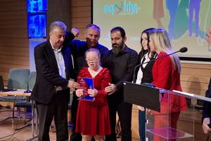 Βράβευσαν την 23χρονη Λάουρα με σύνδρομο Down για το βιβλίο μαγειρικής της