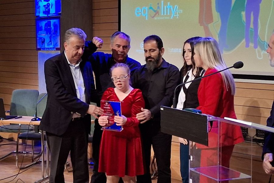 Βράβευσαν την 23χρονη Λάουρα με σύνδρομο Down για το βιβλίο μαγειρικής της