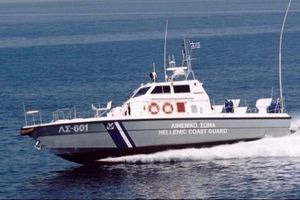 Άγιον Όρος: Μίνι λεωφορείο έπεσε στη θάλασσα στο λιμάνι της Δάφνης