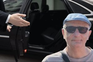 (ΦΩΤΟ) Ο Διευθυντής σχολείου που πηγαινοέρχεται με λιμουζίνα και σοφέρ