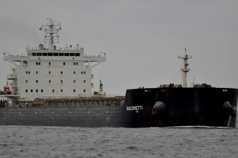 Ελληνόκτητο τάνκερ έγινε το πρώτο που πέρασε τα Στενά του Ορμούζ με ενεργό στίγμα