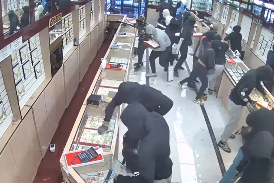Απίστευτο βίντεο με τουλάχιστον 20 ληστές να σπάνε κοσμηματοπωλείο στην Καλιφόρνια και να αρπάζουν «λεία» 1,4 εκατ. ευρώ σε ένα λεπτό