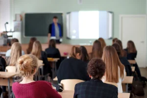 Ερχεται το ΙΒ σε 13 δημόσια σχολεία από τον Σεπτέμβριο, λέει η Ζαχαράκη – Δείτε ποιο σχολείο της Κρήτης έχει επιλεγεί