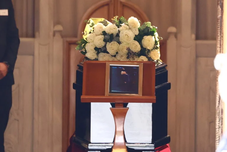 (ΦΩΤΟ) Μαρινέλλα: Σε βαρύ κλίμα το τελευταίο «αντίο» στη Μητρόπολη Αθηνών – Ουρές στο λαϊκό προσκύνημα