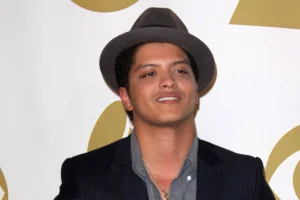 Μπρούνο Μαρς: Ιστορική επιστροφή στην κορυφή του Billboard 200 μετά από 13 χρόνια