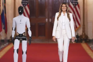 Η Μελάνια Τραμπ με τη συνοδεία… ρομπότ, στη Σύνοδο για την τεχνητή νοημοσύνη