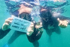 Ο Τζέιμς Χέτφιλντ των Metallica έκανε πρόταση γάμου στη σύντροφό του ενώ κολυμπούσαν δίπλα σε καρχαρίες