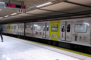 Άρπαξαν αλυσίδα με απειλή όπλου, μπήκαν στο τούνελ του Μετρό για να διαφύγουν και σταμάτησε η κυκλοφορία, δύο συλλήψεις