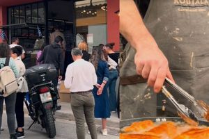 Στήθηκαν τα τηγάνια στο δρόμο για τον μπακαλιάρο της 25ης Μαρτίου