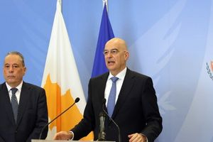 Η Ελλάδα θα συμβάλει με κάθε δυνατό τρόπο στην άμυνα της Κυπριακής Δημοκρατίας τόνισε ο Νίκος Δένδιας από τη Λευκωσία