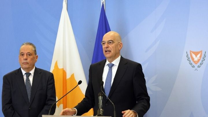 Η Ελλάδα θα συμβάλει με κάθε δυνατό τρόπο στην άμυνα της Κυπριακής Δημοκρατίας τόνισε ο Νίκος Δένδιας από τη Λευκωσία