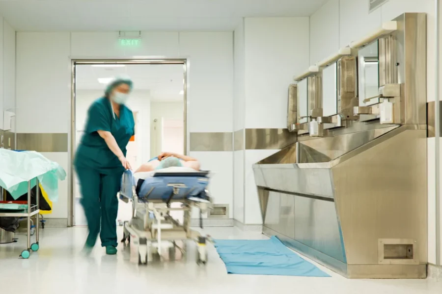 Σε πανελλαδική στάση εργασίας και συγκέντρωση στο υπ. Υγείας προχωρούν σήμερα οι ειδικευόμενοι γιατροί,