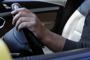 Ένας 80χρονος έπεσε με το όχημα του τα ξημερώματα σε τζαμαρία τράπεζας που του είχε κατασχέσει το σπίτι