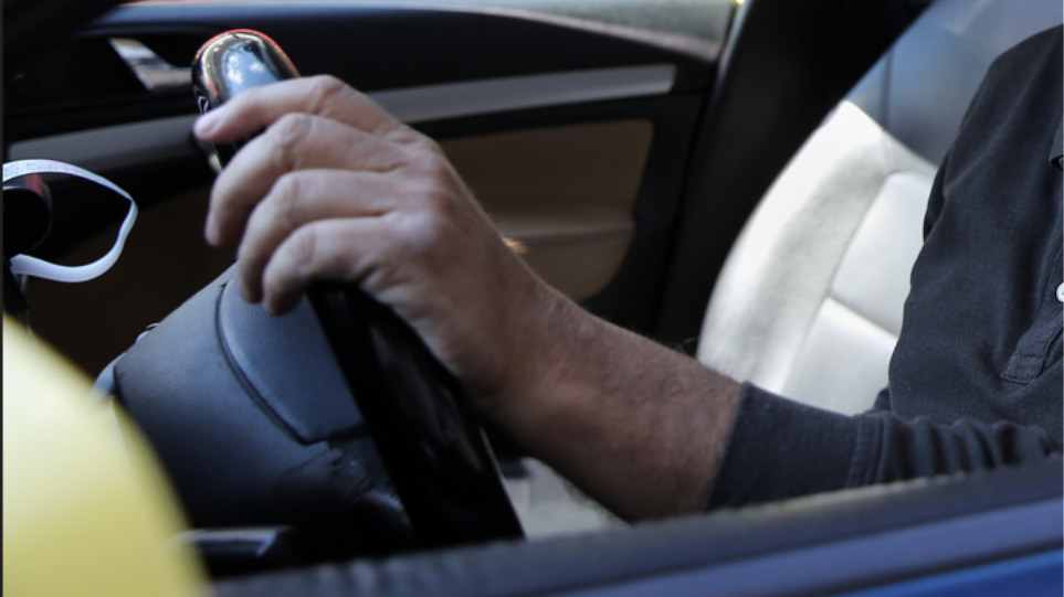 Ένας 80χρονος έπεσε με το όχημα του τα ξημερώματα σε τζαμαρία τράπεζας που του είχε κατασχέσει το σπίτι