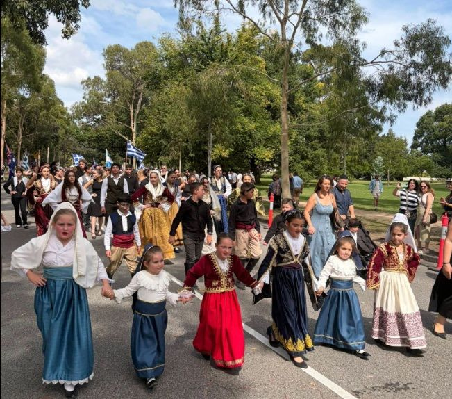 Παρέλασαν υπερήφανα τα Κρητικόπουλα στη Μελβούρνη, τιμώντας την Επανάσταση του 1821