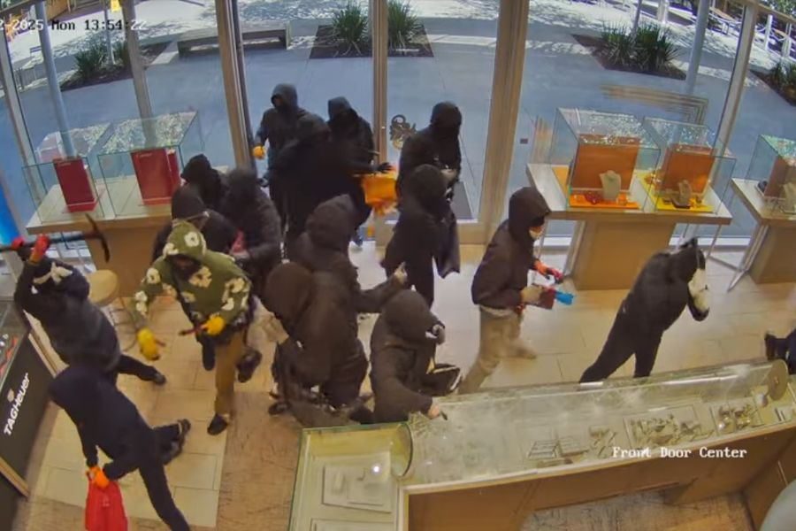 Συμμορία ληστών στις ΗΠΑ “άδειασε” κοσμηματοπωλείο σε 70 δευτερόλεπτα και έφυγαν με λεία 1,7 εκ. δολλαρίων