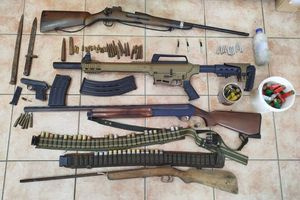 (ΦΩΤΟ) Μίνι οπλοστάσιο στην κατοχή ζευγαριού