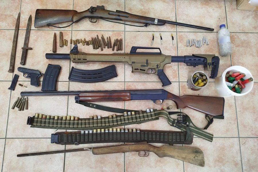 (ΦΩΤΟ) Μίνι οπλοστάσιο στην κατοχή ζευγαριού