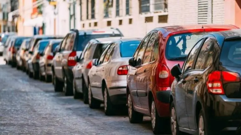 Εστίαση:   «Στα κάγκελα» για το πάρκινγκ