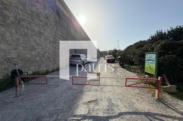 Το “παραθυράκι” για στάθμευση στα ενετικά τείχη ανοίγει τώρα ο Δήμος Ηρακλείου – Το γκαράζ “μαμούθ” στην Πλατεία Ελευθερίας και άλλες λύσεις