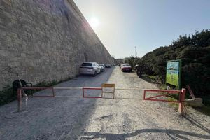 Αγώνας δρόμου για την απομάκρυνση των οχημάτων από τις τάφρους των Ενετικών Τειχών