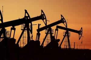 Πάνω από 400 εκατ. βαρέλια από τα αποθέματα πετρελαίου αποδεσμεύει στην αγορά ο Διεθνής Οργανισμός Ενέργειας