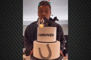 Άκης Πετρετζίκης: Η έκπληξη και το challenge για τα 42α γενέθλιά του