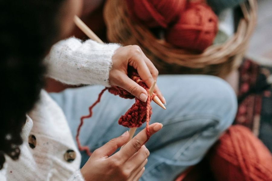Πλέξιμο: Τι συμβαίνει στον εγκέφαλο όταν πιάνουμε βελόνες και νήμα – Τι λέει η επιστήμη