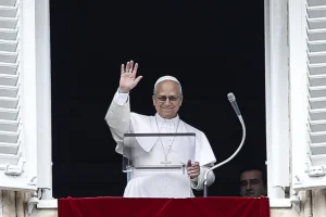 O πάπας Λέων στηλιτεύει την «αποτρόπαια βία» στον πόλεμο στο Ιράν και απευθύνει έκκληση για εκεχειρία