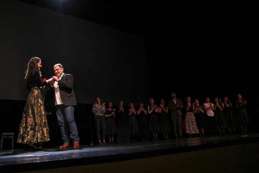 (ΦΩΤΟ) Πρόταση γάμου επί σκηνής στο Πολιτιστικό!