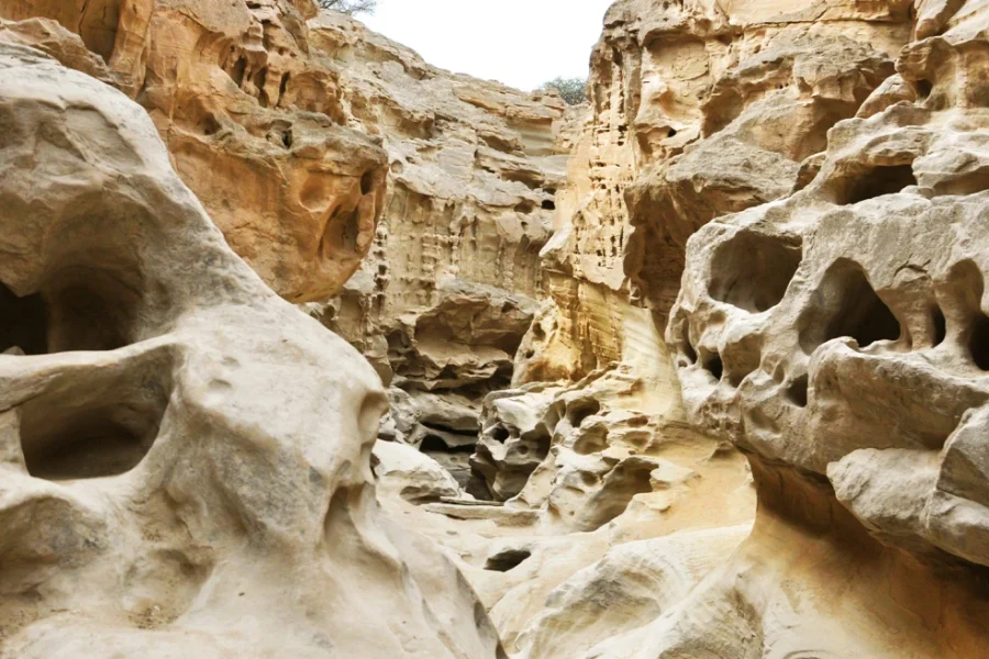 Το νησί των πυραύλων: Γιατί το Κεσμ στα Στενά του Ορμούζ χαρακτηρίζεται «αβύθιστο αεροπλανοφόρο» του Ιράν και πώς μπορεί να κρίνει τον πόλεμο