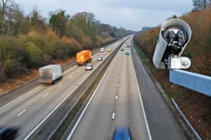 Τον “τσάκωσε” το ραντάρ να οδηγεί με 151 χιλιόμετρα στη λεωφόρο Μαραθώνος – Χειροπέδες σε 25χρονο