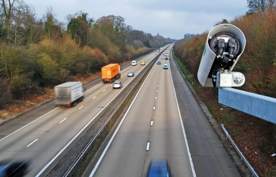 Τον “τσάκωσε” το ραντάρ να οδηγεί με 151 χιλιόμετρα στη λεωφόρο Μαραθώνος – Χειροπέδες σε 25χρονο