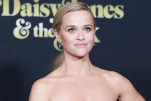 Η Ρις Γουίδερσπουν έκλεισε τα 50 και ανέβασε φωτογραφίες από τις «καλύτερες» στιγμές της