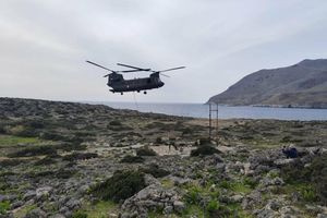 Χανιά: Με ελικόπτερο Σινούκ η μεταφορά υλικών στο Λουτρό Σφακίων