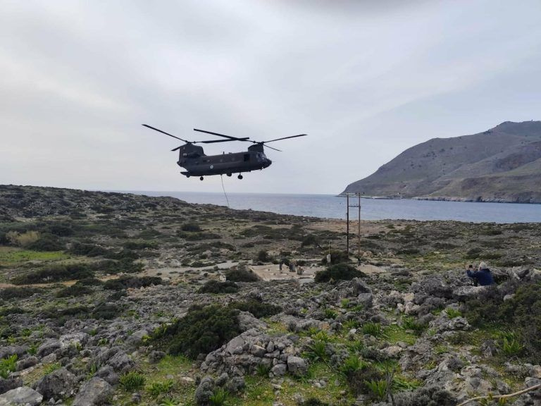 Χανιά: Με ελικόπτερο Σινούκ η μεταφορά υλικών στο Λουτρό Σφακίων