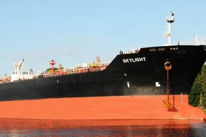 Επίθεση σε δεξαμενόπλοιο ανοικτά του Ορμούζ – Τέσσερις τραυματίες και εγκατάλειψη του πλοίου