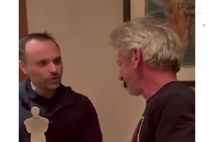 Σον Πεν: Παρέλαβε ένα ουκρανικό “Όσκαρ”… από την εταιρεία σιδηροδρόμων