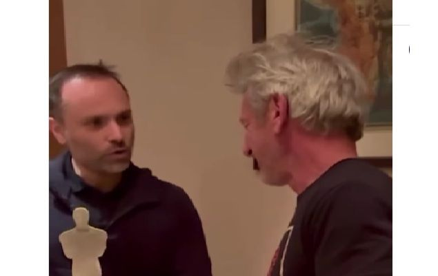 Σον Πεν: Παρέλαβε ένα ουκρανικό “Όσκαρ”… από την εταιρεία σιδηροδρόμων