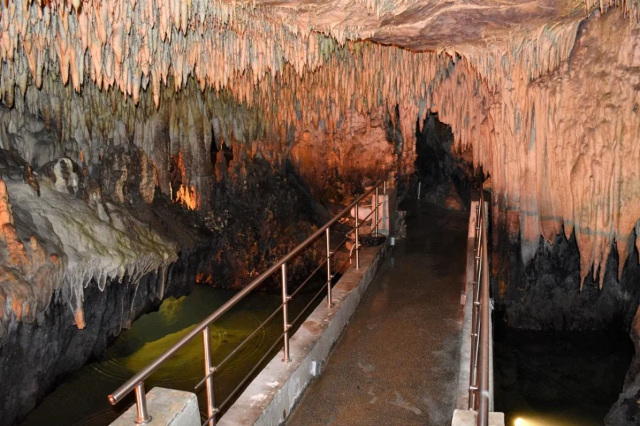 Ιχνηλατώντας το Σπήλαιο του Δράκου στην Καστοριά, ένας υπόγειος κόσμος γεμάτος σταλακτίτες, σταλαγμίτες και υπόγειες λίμνες