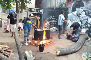 Αργεντινή: Στο πρώην σπίτι του Μαραντόνα, άποροι σχηματίζουν ουρές για ένα πιάτο φαγητό