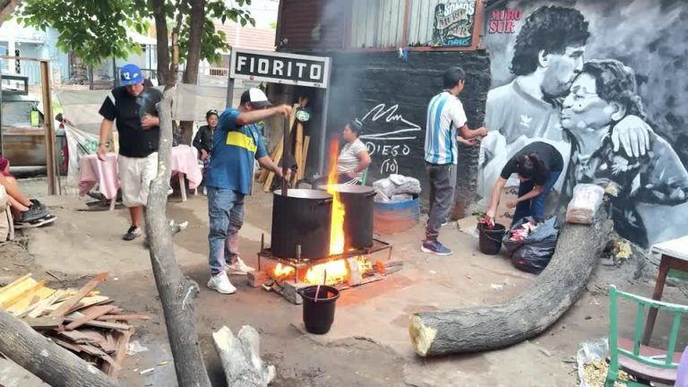 Αργεντινή: Στο πρώην σπίτι του Μαραντόνα, άποροι σχηματίζουν ουρές για ένα πιάτο φαγητό