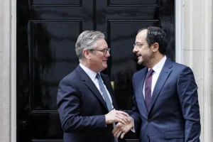 Στάρμερ σε Χριστοδουλίδη: Δεν θα γίνουν επιθετικές επιχειρήσεις κατά του Ιράν από τις βρετανικές βάσεις στην Κύπρο