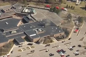 Ένοπλος άνοιξε πυρ σε συναγωγή στο Μίσιγκαν -Εισέβαλε με όχημα και άρχισε να πυροβολεί