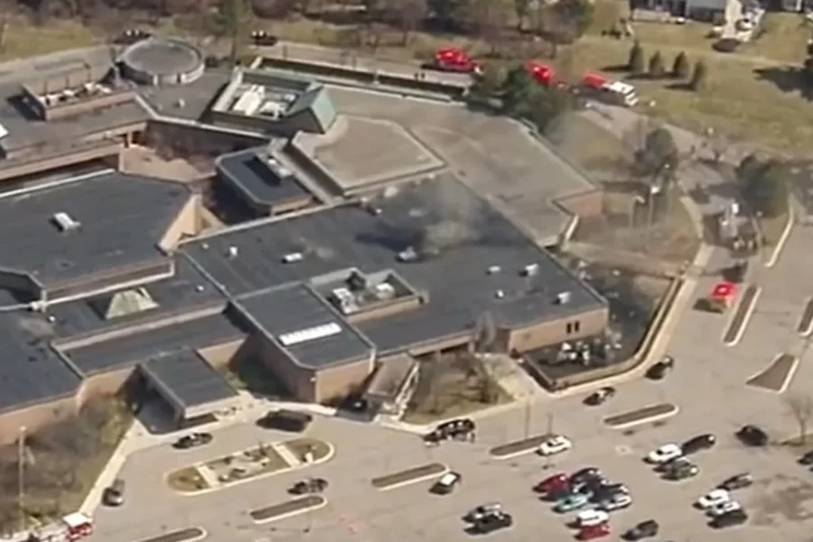 Ένοπλος άνοιξε πυρ σε συναγωγή στο Μίσιγκαν -Εισέβαλε με όχημα και άρχισε να πυροβολεί